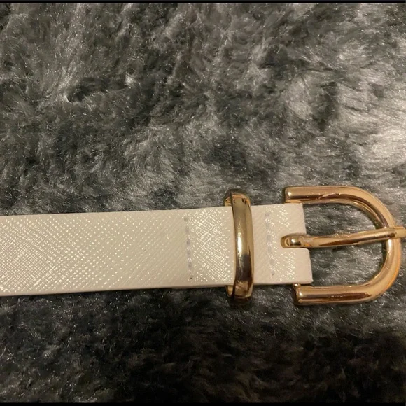 NWOT 5 hole white textured belt ✨ - Picture 3 of 7